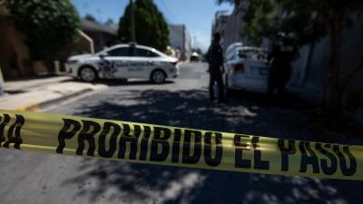 Miembros de la Policía Estatal resguardan hoy una zona de las calles Aquiles Serdan y Simón Bolívar, en el centro del municipio de San Nicolás, en el norteño estado de Nuevo León (México).