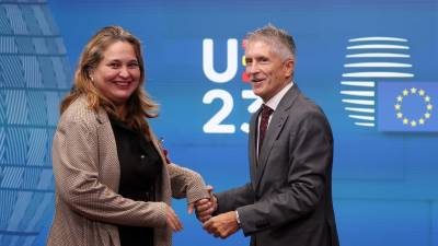 El ministro del Interior español, Fernando Grande-Marlaska, recibe a la ciceministra de Seguridad de Honduras, Senma Julissa Barahona , antes de una reunión de cooperación entre la UE y América Latina sobre aspectos de seguridad interna denominado CLASI, al lado de una reunión del Consejo de Justicia y Asuntos de Interior (Asuntos de Interior) en Bruselas, Bélgica, el 28 de septiembre de 2023.