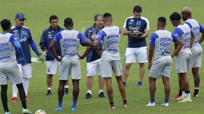“Bolillo” Gómez se dirigió a los jugadores para darles las primeras instrucciones.