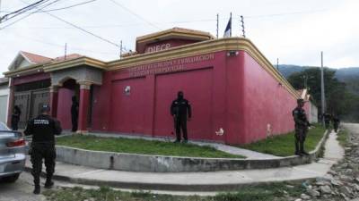 Los agentes ingresaron a las oficinas de la DIECP de San Pedro Sula ubicadas en la colonia Primavera, de donde se llevaron documentación y expedientes que están en investigación y que podrían servir en acusaciones.