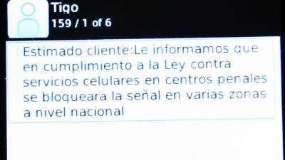 Los usuarios comenzaron a recibir en su celular el mensaje 'Estimado cliente: Le informamos que en cumplimiento a la Ley contra servicios celulares en centros penales se bloqueará la señal en varias zonas a nivel nacional'.