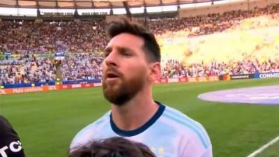 Messi entonando el himno nacional de Argentina.