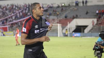 Eddie Hernández le mostró el escudo del Olimpia a la afición del Vida que lo estaba insultando.