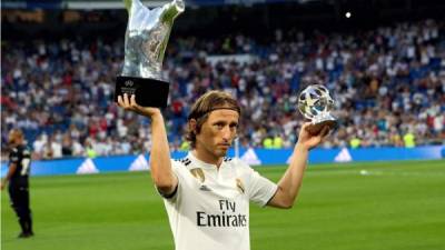 Luka Modric ofrece el Santiago Bernabéu el premio de mejor jugador del año de la UEFA. Foto EFE