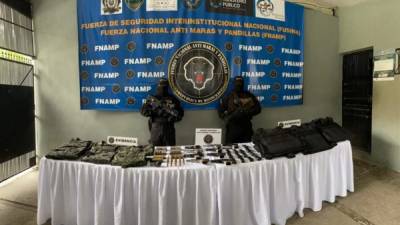 Varios uniformes y armas presentaron ayer los agentes a los medios de comunicación.