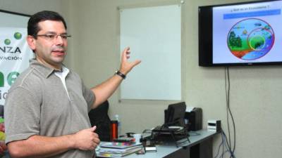 Pedro Marcial Cerrato en una sala de la UTH exponiendo sobre el tema. Foto: Cristina Santos