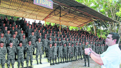 El candidato presidencial nacionalista, Juan Orlando Hernández, prometió ayer todo su apoyo a los 400 efectivos que se preparan en Naco.