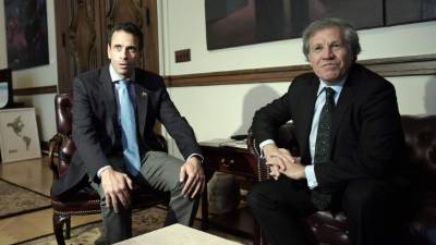 El gobernador opositor venezolano Henrique Capriles (i) se reúne con el secretario general de la Organización de Estados Americanos (OEA), Luis Almagro (d), en la sede del organismo en Washington. EFE
