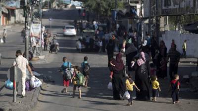Miles de palestinos huyen nuevamente de los ataques israelíes.