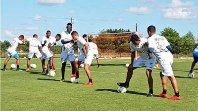 Los jugadores de la Selección de Honduras en el entrenamiento de este miércoles en Houston. Foto @FenafuthOrg