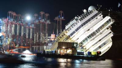 Vista general del crucero Costa Concordia, que empezó hoy, lunes 16 de septiembre de 2013, a enderezarse de nuevo, veinte meses después de encallar junto a la isla de Giglio (Italia), en una operación de ingeniería sin precedentes en la que han participado 500 personas y que tiene un costo total de 600 millones de dólares.
