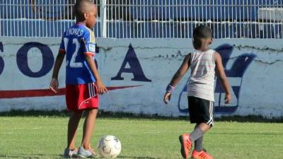 Los hijos de Wilson Güity y Porciano Ávila aparecieron en el entrenamiento del Victoria. Foto Javier Rosales