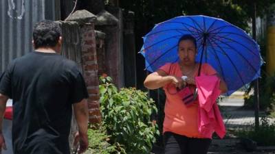 Los dermatólogos recomiendan usar protector y sombrillas para cuidar la piel de los rayos solares y así evitar el cáncer de piel.