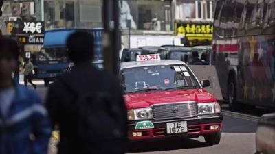 A taxi drives in Tsim Sha Tsui, Hong Kong, China. EFE/Archivo