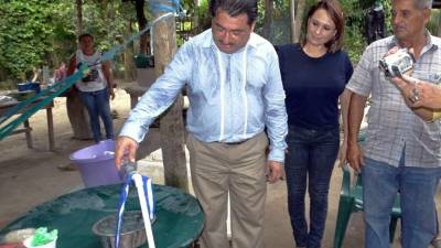 El alcalde Allan Ramos abre una llave para evidenciar el resultado del proyecto en Tronconeras.