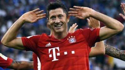 Robert Lewandowski celebrando uno de sus goles contra el Schalke. Foto AFP