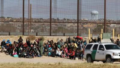 Nearly 150 Central American migrants seeking political asylum in the United States are detained by the Border Patrol, after entering the US through the Rio Grande, along the border with Ciudad Juarez, Chihuahua state, Mexico, on December 3, 2018. - Thousands of Central American migrants, mostly Hondurans, have trekked for over a month in the hopes of reaching the United States. (Photo by HERIKA MARTINEZ / AFP)