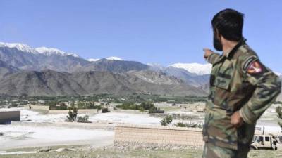 Un militar afgano apunta hacia una zona montañosa. EFE/Archivo.