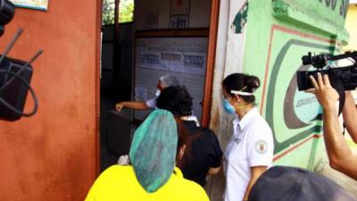 Fiscales de derechos humanos y personal de salud pública ingresan al asilo de ancianos Perpetuo Socorro en San Pedro Sula, donde se confirmaron 16 adultos mayores y 7 empleados como casos positivos por COVID-19. EFE