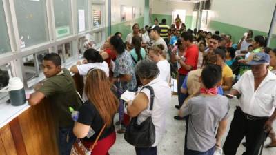 Decenas de personas hacen fila para tener acceso a medicamentos de la farmacia del Rivas. Foto: Amílcar Izaguirre.