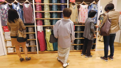 Bildnummer: 04001039 Datum: 06.10.2008 Copyright: imago/CityfilesGürtel der Marke CR7 in der Modeboutique von Cristiano Ronaldo (Manchester United / Portugal) - PUBLICATIONxINxGERxSUIxAUTxDENxNORxSWExPOLxONLY; Modekollektion, Boutique, Store, Einzelhandel, Vdig, quer, premiumd, Detail, ManU, Logo, Emblem, Schriftzug, Design, Initialen, Modedesign, Kleidung, Bekleidung Eröffnung CR7 Modeboutique 2008, CR 7 Fashion, Mode, Laden, Geschäft, eröffnen, Modelabel Kollektion Lissabon Fußball Herren Mannschaft Gruppenbild Randmotiv ObjekteImage number 04001039 date 06 10 2008 Copyright imago Cityfiles Belt the Brand CR7 in the Fashion Boutique from Cristiano Ronaldo Manchester United Portugal PUBLICATIONxINxGERxSUIxAUTxDENxNORxSWExPOLxONLY Fashion collection Boutique Store Retail Vdig horizontal premiumd Detail ManU emblem Emblem emblem Design Initials Fashion design clothes Clothing Opening CR7 Fashion Boutique 2008 CR 7 Fashion Fashion shop Business open Fashion label Collection Lisbon Football men Team Group photo Rand motive Objects