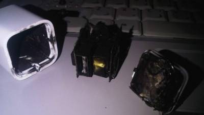 El cargador del teléfono explotó y causó heridas graves en la mujer que le provocaron la muerte.