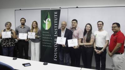Reconocimiento. Los representantes de los cinco emprendimientos recibiendo el diploma del Founder Institute. Foto: Franklyn Muñoz