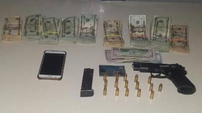 Lo decomisado al detenido a quien se le investiga por el delito de lavado de activo.