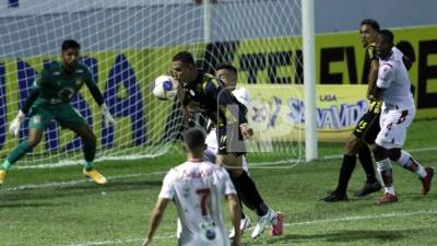 Real España y Vida se repartieron puntos en el estadio Morazán. Foto Neptalí Romero