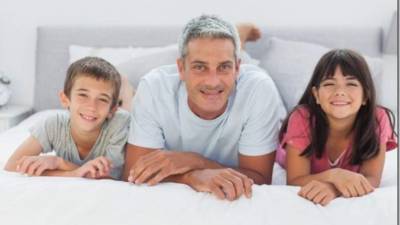 Entre los padres solteros, tres de cada 10 mujeres tenían problemas para permanecer dormidas, frente a dos de cada 10 hombres.