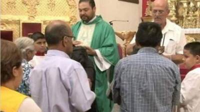 El padre Carlos Martínez durante la misa en la catedral metropolitana.