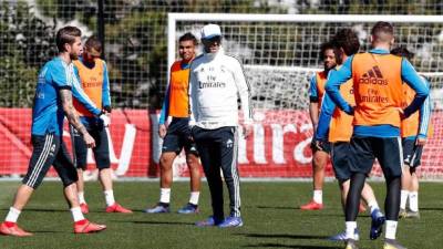 El flamante técnico del Real Madrid, Zinedine Zidane, dirigió este miércoles su primer entrenamiento con el equipo, tras su nombramiento el lunes. Mira las imágenes más curiosas de su regreso. Fotos Real Madrid.