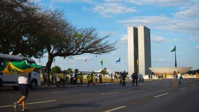 Policías montan guardia a la espera de los ciudadanos que apoyan el juicio político contra la presidenta, Dilma Rousseff, y que comienzan a llegar al Congreso Nacional en Brasilia.
