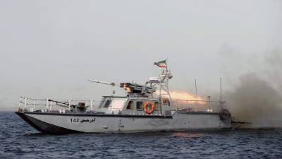 Una embarcación del ejército iraní participa en un entrenamiento militar en el mar de Omán, cerca del estrecho de Ormuz, al sur de Irán. EFE/Archivo