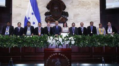 Los periodistas Jesús Vélez Banegas, Carlos Gris, Rony Salinas, Guillermo Paz Manueles, Juan José Romaña, el titular del CN, Mauricio Oliva, Rosana Roussel, en representación de Jonathan Roussel; los periodistas Leónidas Meza, Gabriel García Ardón, Edas Carrasco y las representantes de la Radio Voz del Junco.
