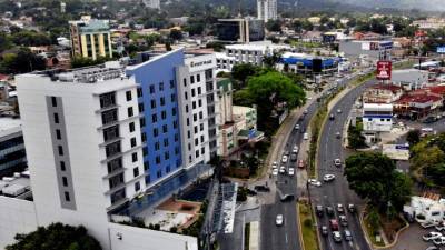 8. Con el Hyatt Place se amplía oferta hotelera.Ubicado en la avenida Circunvalación, en una zona exclusiva de la ciudad, abrió sus puertas el hotel Hyatt Place en el mes de septiembre de 2018. Es el segundo hotel de la marca en Honduras y el quinto en Centroamérica. En la inauguración oficial estuvieron presentes autoridades del Gobierno, municipales y ejecutivos del complejo hotelero.Hyatt Place San Pedro Sula es propiedad de Latam Hotel Corporation, compañía que invirtió más de 40 millones de dólares (960 millones de lempiras) en el complejo de oficinas, comercio, hotel, estacionamiento y creo 300 fuentes de empleo directo durante su construcción. Actualmente ya en operación, genera 190 plazas de trabajo fijas.Latam Hotel Corp es una empresa enfocada en el desarrollo de propiedades de uso mixto con inversiones que superan los 180 millones de dólares en la región. Todos los hoteles son operados por su socio GHL de Colombia, empresa multilatina con 52 años de experiencia en el mercado de la hostelería y más de 70 hoteles en 13 países de América.El hotel es parte del complejo comercial y oficinas ágora, permitiendo a sus huéspedes acceder a un área de oficinas, restaurantes y servicios comerciales sin salir del edificio.Los huéspedes pueden encontrar un centro corporativo y una exquisita selección de restaurantes, bar de champán y café, boutiques, salón de belleza, tiendas de vino, entre otros.Ofrece además 138 modernas y lujosas habitaciones y por su ubicación es una excelente opción para los visitantes.“Por su excelente ubicación en la Circunvalación, novedoso diseño y seguridad, estamos convencidos que el nuevo Hyatt Place San Pedro Sula será la mejor opción para los visitantes de esta pujante ciudad”, indicó el día de la inauguración Alejandro Paiz, presidente de Latam Hotel Corporation.El ejecutivo detalló que Hyatt Place San Pedro Sula incorpora aspectos de sostenibilidad que reducen el consumo energético. Con este hotel se amplía la oferta hotelera en la ciudad.