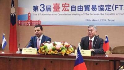 El ministro de Desarrollo Económico, Arnaldo Castillo, junto a su contraparte taiwanés Shen Jong-chin, durante la visita del primero al país asiático en marzo de este año.