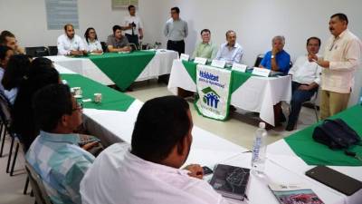 Las autoridades de Hábitat y representantes de las universidades en el lanzamiento del concurso de diseño.