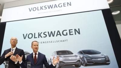 El CEO de Volkswagen Herbert Diess y el presidente del consejo de supervisión de VW Hans Dieter Poetsch. AFP/Archivo