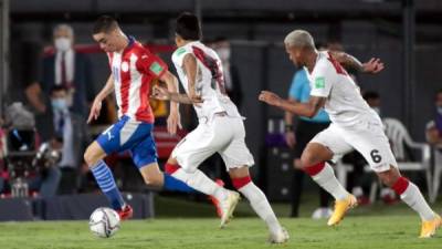 Paraguayos y peruanos protagonizaron un partidazo en el estadio Defensores del Chaco.