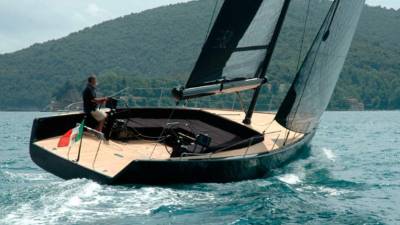 Con un calado de poco más de 3 metros, el B52 puede adentrarse a casi cualquier cala para fondear.