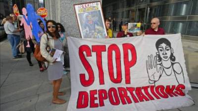 Activistas proinmigrantes sostienen pancartas en contra de la deportación de indocumentados hoy, miércoles 24 de septiembre 2014, frente al edificio donde está la Fundación Barack Obama en Chicago, Illinois. EFE