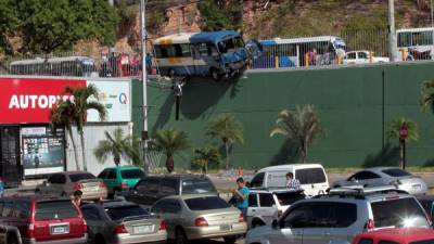 Así quedó el rapidito que colisionó con un muro en Tegucigalpa, capital de Honduras.