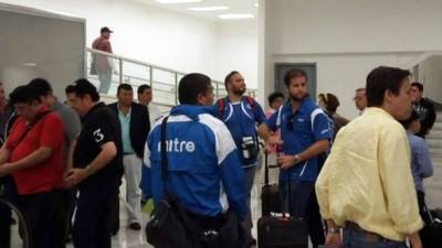 Los jugadores salvadoreños caminaron serios y se les notó molestos por los gritos de los mexicanos. (Foto Twitter)