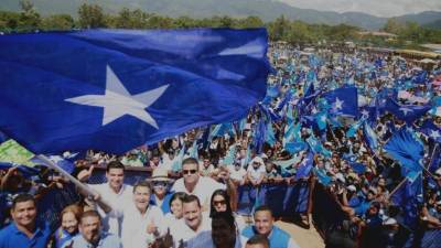 El candidato Juan Orlando Hernández junto con miles de simpatizantes en Yoro.