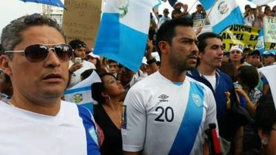 Carlos Ruiz estuvo en la plaza de la constitución pidiendo la renuncia del presidente Otto Pérez Molina.