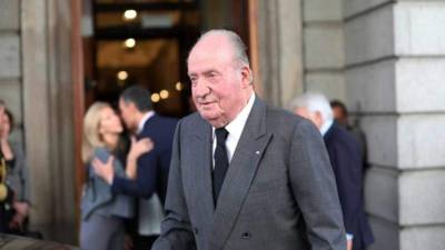 Juan Carlos I de España fue rey de España desde el 22 de noviembre de 1975 hasta el 19 de junio de 2014, fecha de su abdicación y del acceso a la Jefatura del Estado de su hijo Felipe VI.