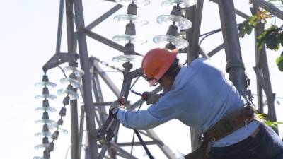 Las pérdidas técnicas de transmisión son unas de las causas principales para el desperdicio de energía comprada. Foto archivo