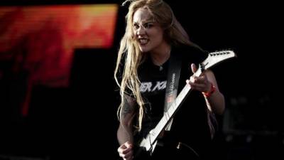 La bajista de la banda brasileña 'Nervosa', Prika Amaral, se presenta hoy, 1 de julio de 2017, en el festival Rock al Parque, en el parque Simón Bolívar de Bogotá (Colombia). EFE