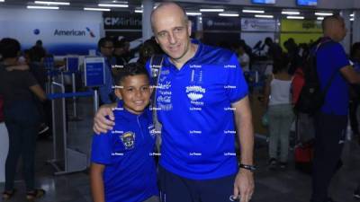 El seleccionador Fabián Coito en el momento que posaba con un pequeño para una fotografía.